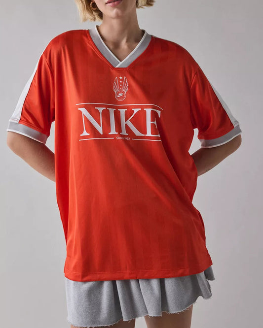 Nike Sportswear V 領運動短袖T (辣椒紅 + 米白 + 午夜藍)