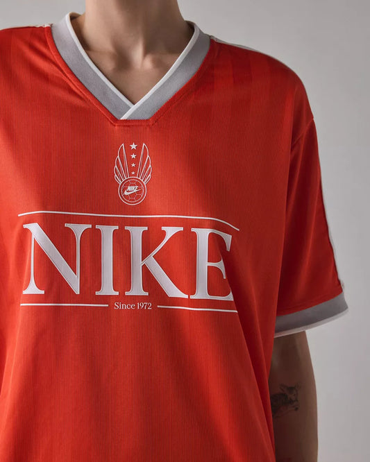 Nike Sportswear V 領運動短袖T (辣椒紅 + 米白 + 午夜藍)