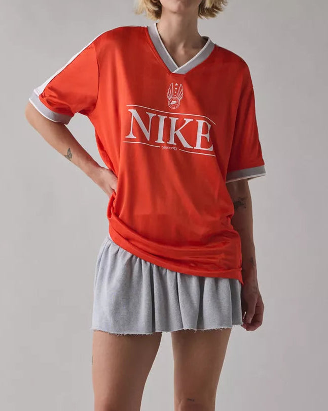 Nike Sportswear V 領運動短袖T (辣椒紅 + 米白 + 午夜藍)